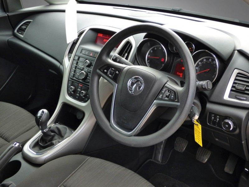 2011 Vauxhall Astra Exclusiv 1.6L 5DR image 4