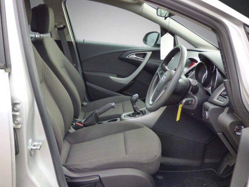 2011 Vauxhall Astra Exclusiv 1.6L 5DR image 5