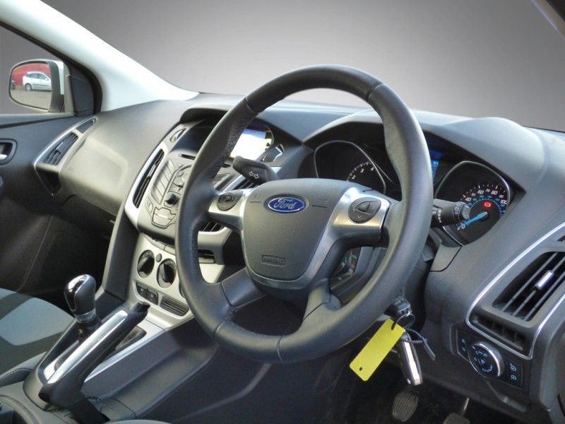 2011 Ford Focus Zetec 1.6L 5DR image 6