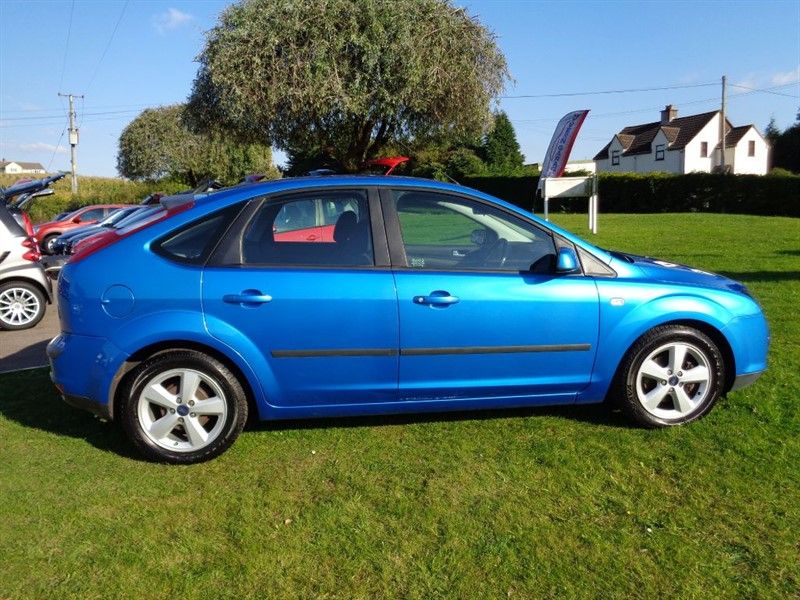 2005 Ford Focus ZETEC image 2